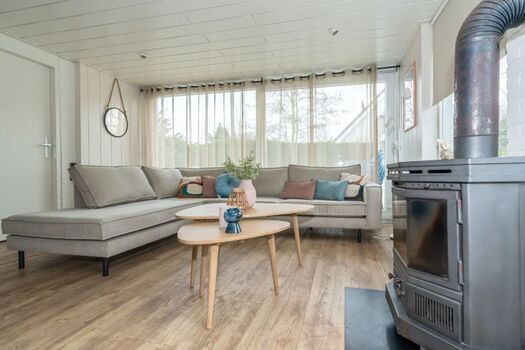 Helles Wohnzimmer mit Sitzecke und Holzkamin