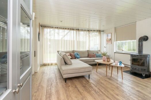 Helles Wohnzimmer mit Sitzecke und Holzkamin