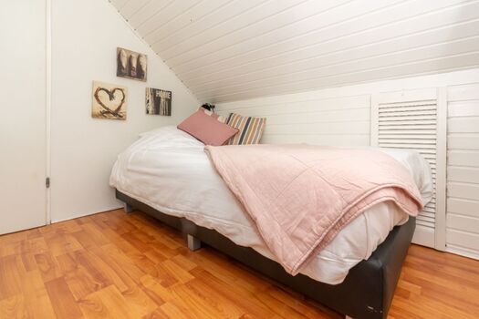 Schlafzimmer 3 mit Boxspringbett und Kleiderschrank