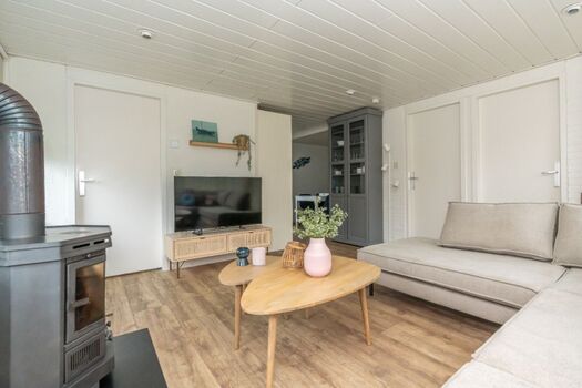 Helles Wohnzimmer mit Sitzecke und Holzkamin