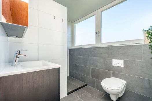 Badezimmer 2 mit Dusche, Waschbecken und Toilette