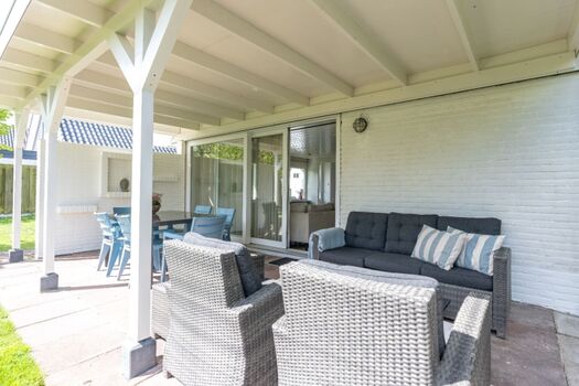 Die Veranda mit Gartengrüppe und Lounge-Ecke.