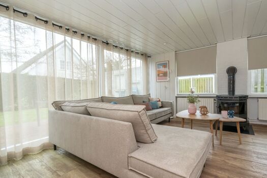 Helles Wohnzimmer mit Sitzecke und Holzkamin