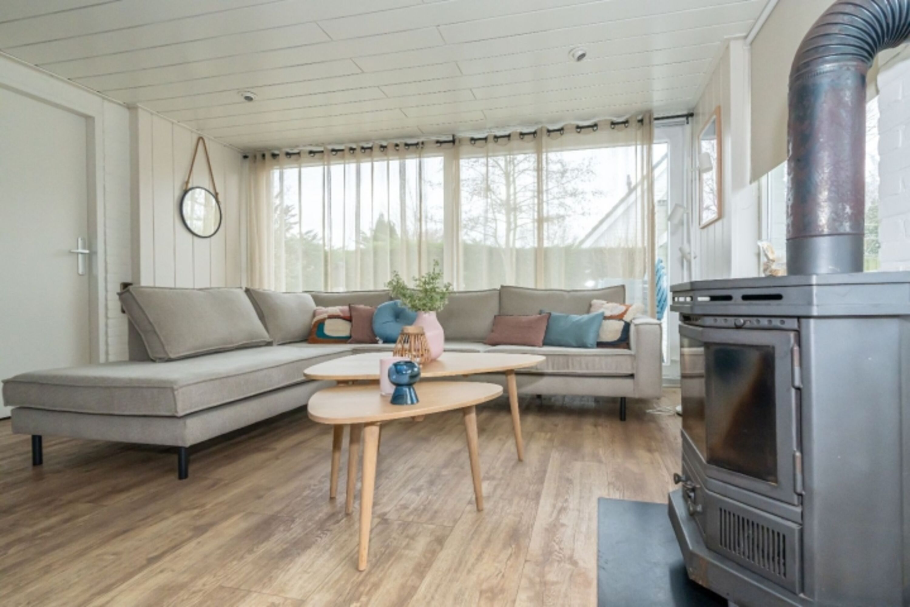 Helles Wohnzimmer mit Sitzecke und Holzkamin