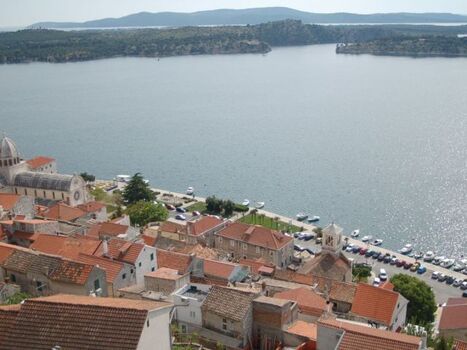 Blick auf Hafen in Sibenik von der Burg