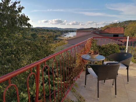 Blick vom Balkon auf den See