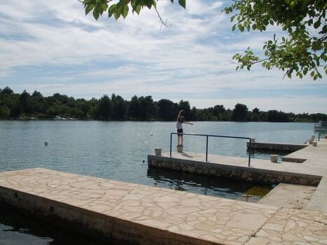 Badesteg in der Bucht beim Ferienhaus