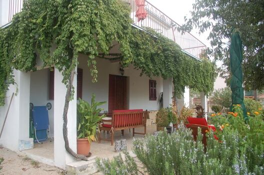 Blick vom Garten auf die Terrasse/Balkon/Eingang