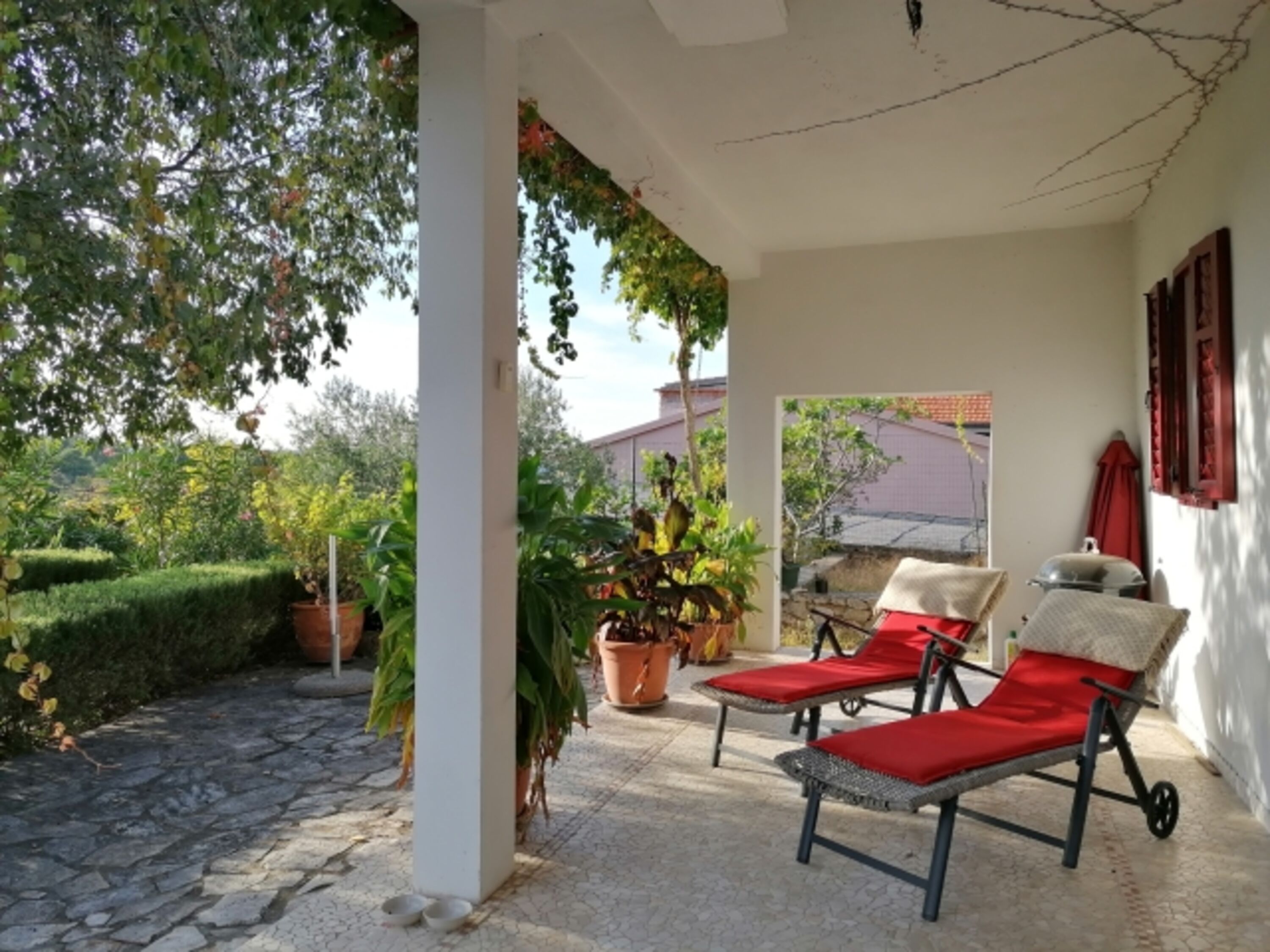 Terrasse mit Blick auf den Garten