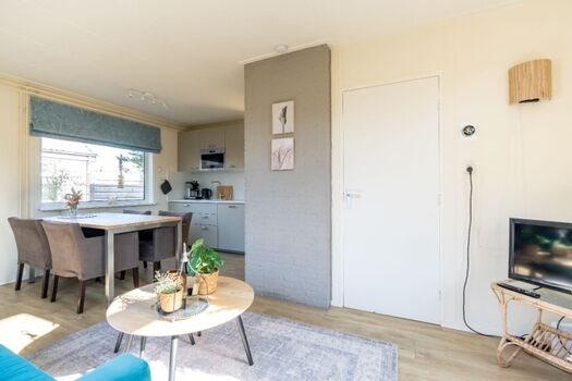 Das Wohnzimmer mit Sitzecke und Essecke