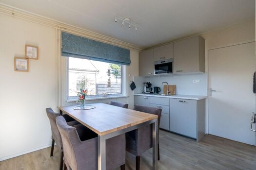 Die offene Küche mit Essgruppe