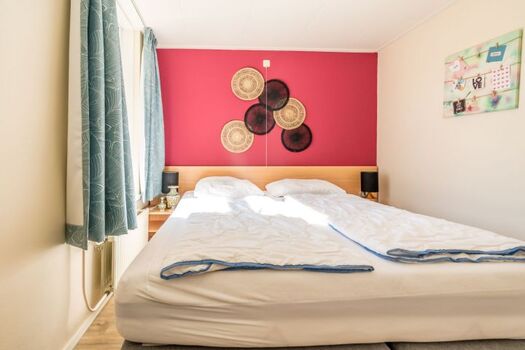 Das Hauptschlafzimmer mit neuem Boxspringbett (180x210)