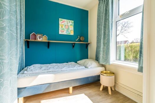 Schlafzimmer 2 mit Einzelbett und Schrank