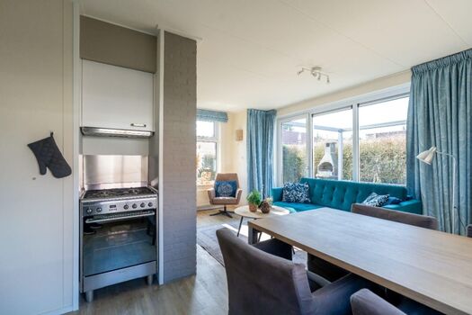 Die offene Küche mit Essgruppe