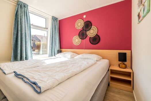 Das Hauptschlafzimmer mit neuem Boxspringbett (180x210)