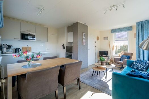 Das Wohnzimmer mit Sitzecke und Essecke