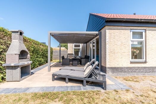 Die sonnige Terrasse mit Liegen und Grill