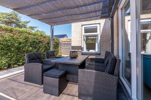 Die Die wunderschöne, überdachte Terrasse mit Lounge-Ecke