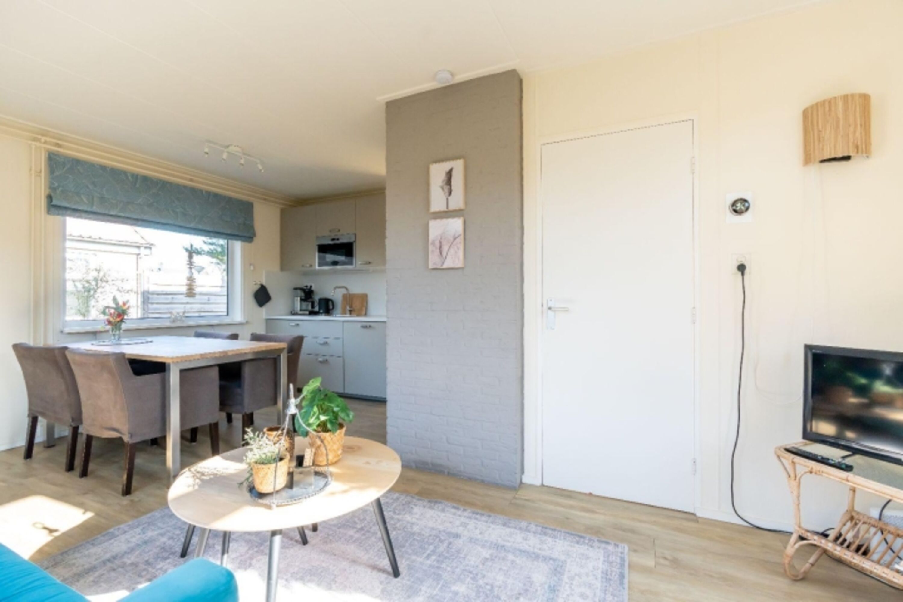 Das Wohnzimmer mit Sitzecke und Essecke