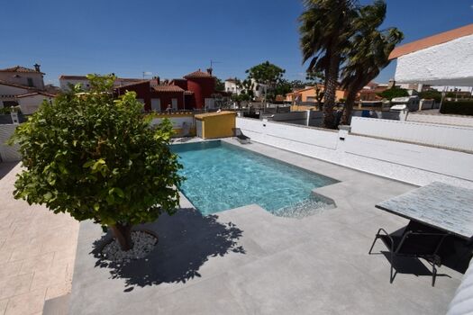 Im Einfahrtsbereich des komplett abgeschlossenen Grundstückes steht ein abgeschl. PKW Stellplatze zur Verfügung.