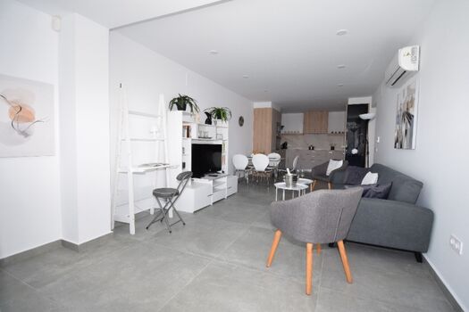 Terrassenbereich direkt am Pool mit Markise, Tisch, Stühlen und Grill