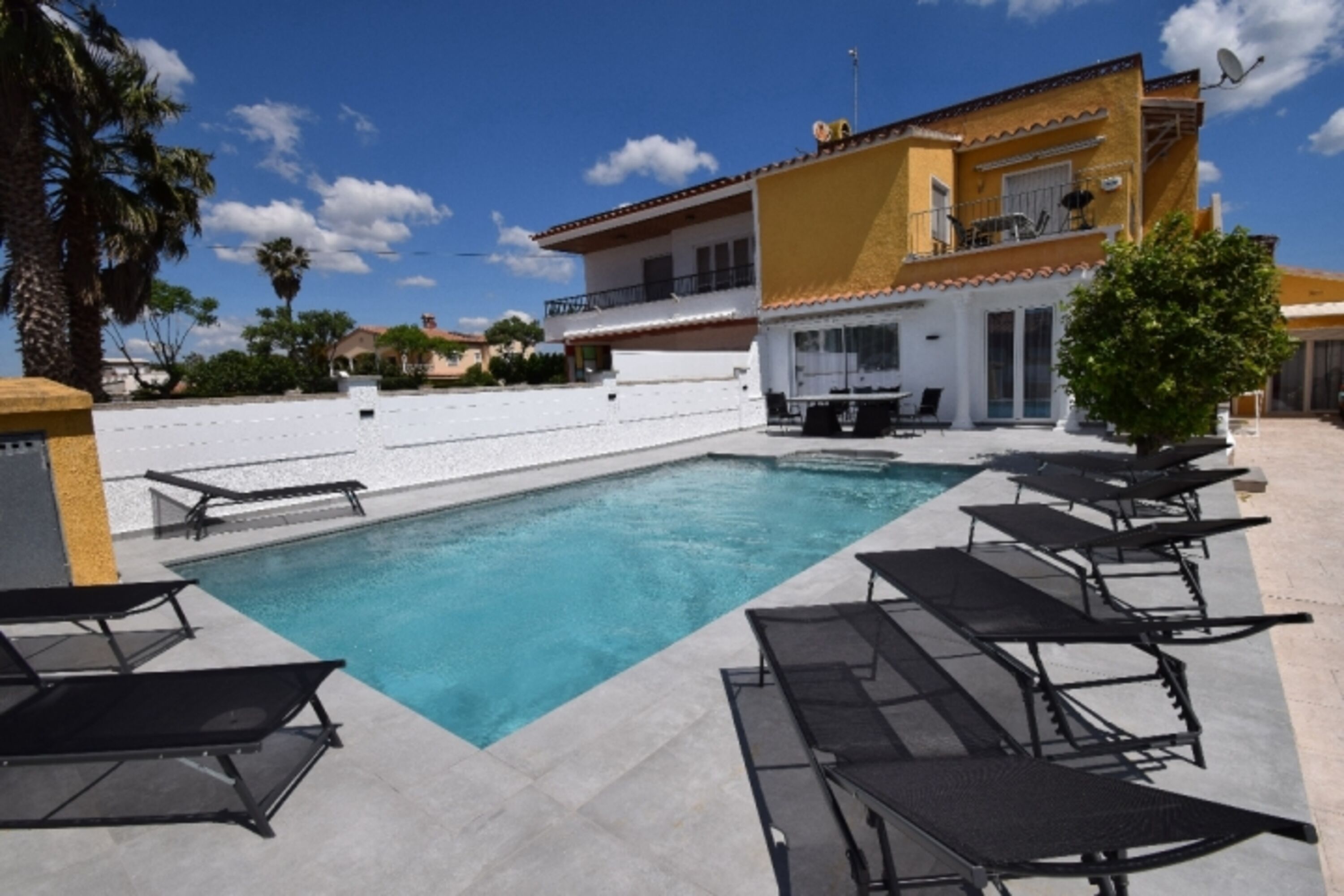 grosses Wohn- u. Esszimmer mit: SAT-TV, Klima, Musikanlage, Couchgarnitur (auch als Bettcouch verwendbar), Sessel, Esstisch u. Zugang zum Pool u. Terrassenbereich.