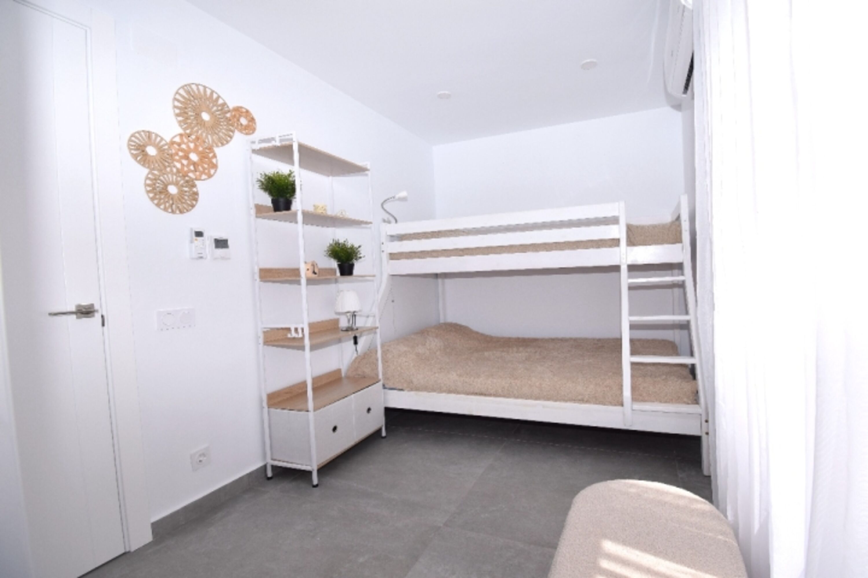 1 Schlafzimmer mit Etagenbett (unten-1,40 m u. oben- 0,90 m) , Einbauschrank und Klima