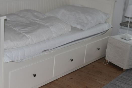 kleines Schlafzimmer mit ausziehbarem Bett 