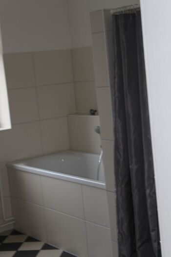 Badezimmer mit Badewanne und Dusche 