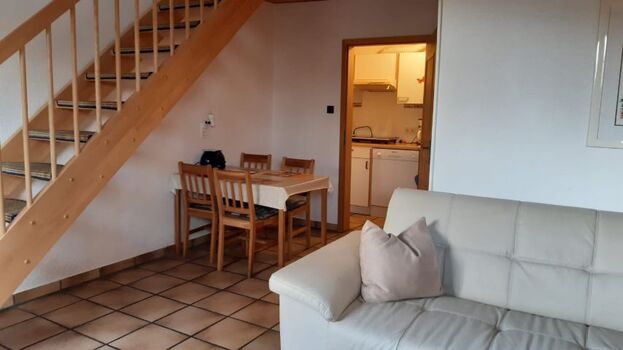 Essecke und Blick in die Küche