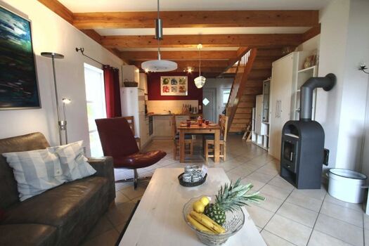 Blick auf den Essbereich und die Küche