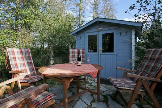 Sitzplatz im Garten mit Holzkohlegrill