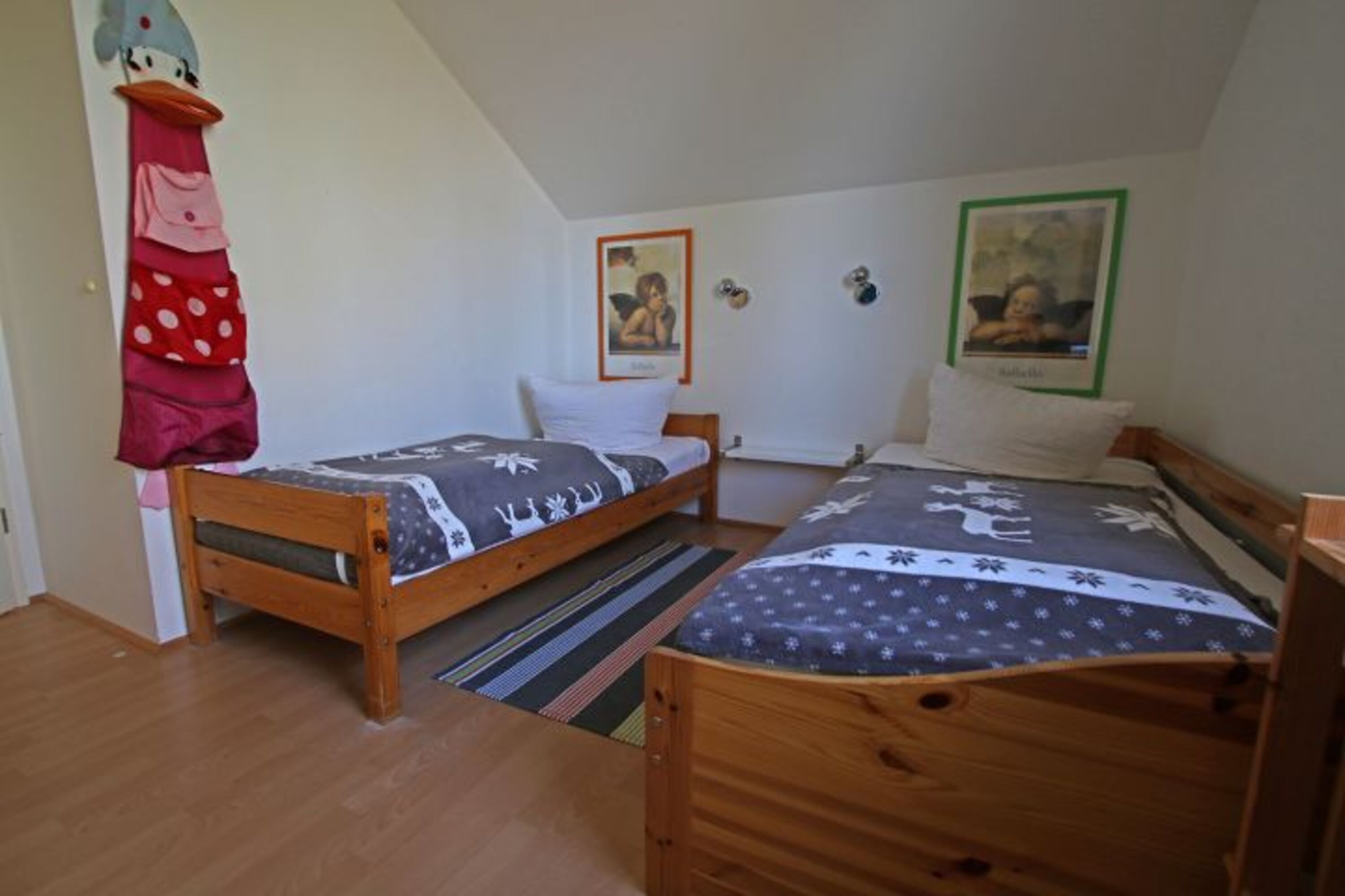 Schlafzimmer mit zwei Einzelbetten