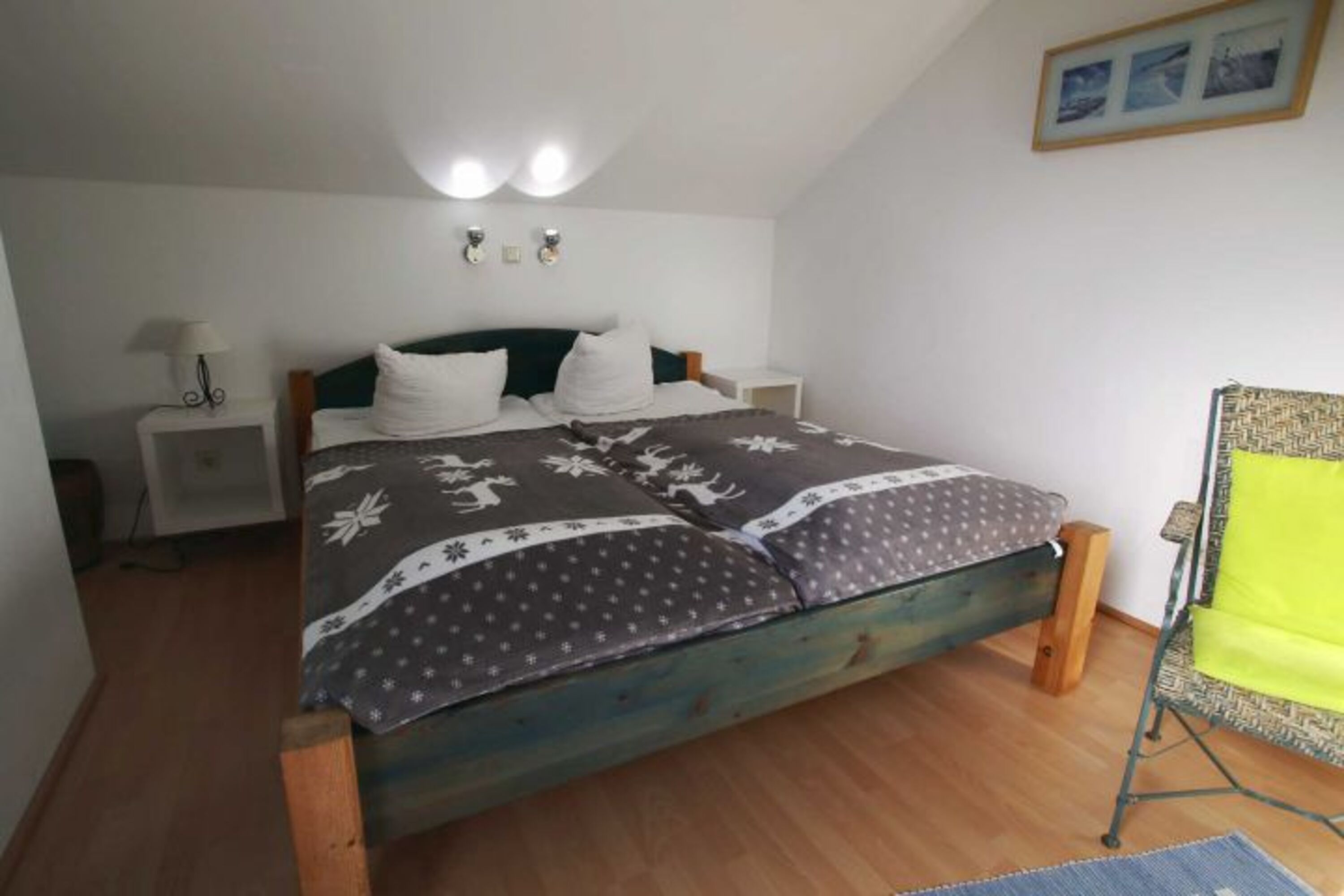 Schlafzimmer mit Doppelbett