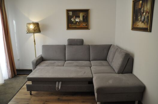 Wohnzimmercouch verwandelt zur Schlafcouch