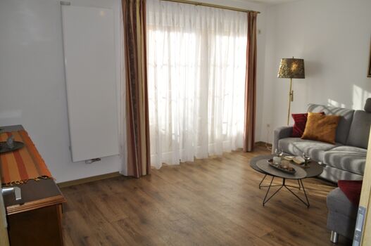 Wohnzimmer mit Zugang zur Terrasse