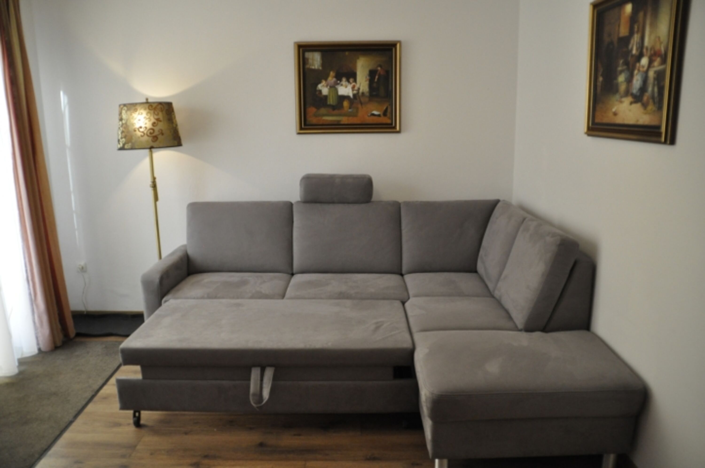 Wohnzimmercouch verwandelt zur Schlafcouch