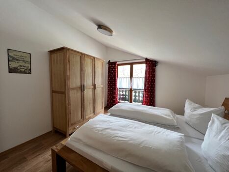 Schlafzimmer 2 mit direktem Zugang zum Balkon