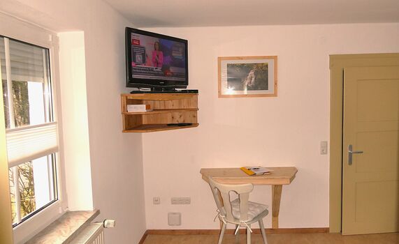 WohnZimmer hat Radio, Sat-TV und SchreibPlatz