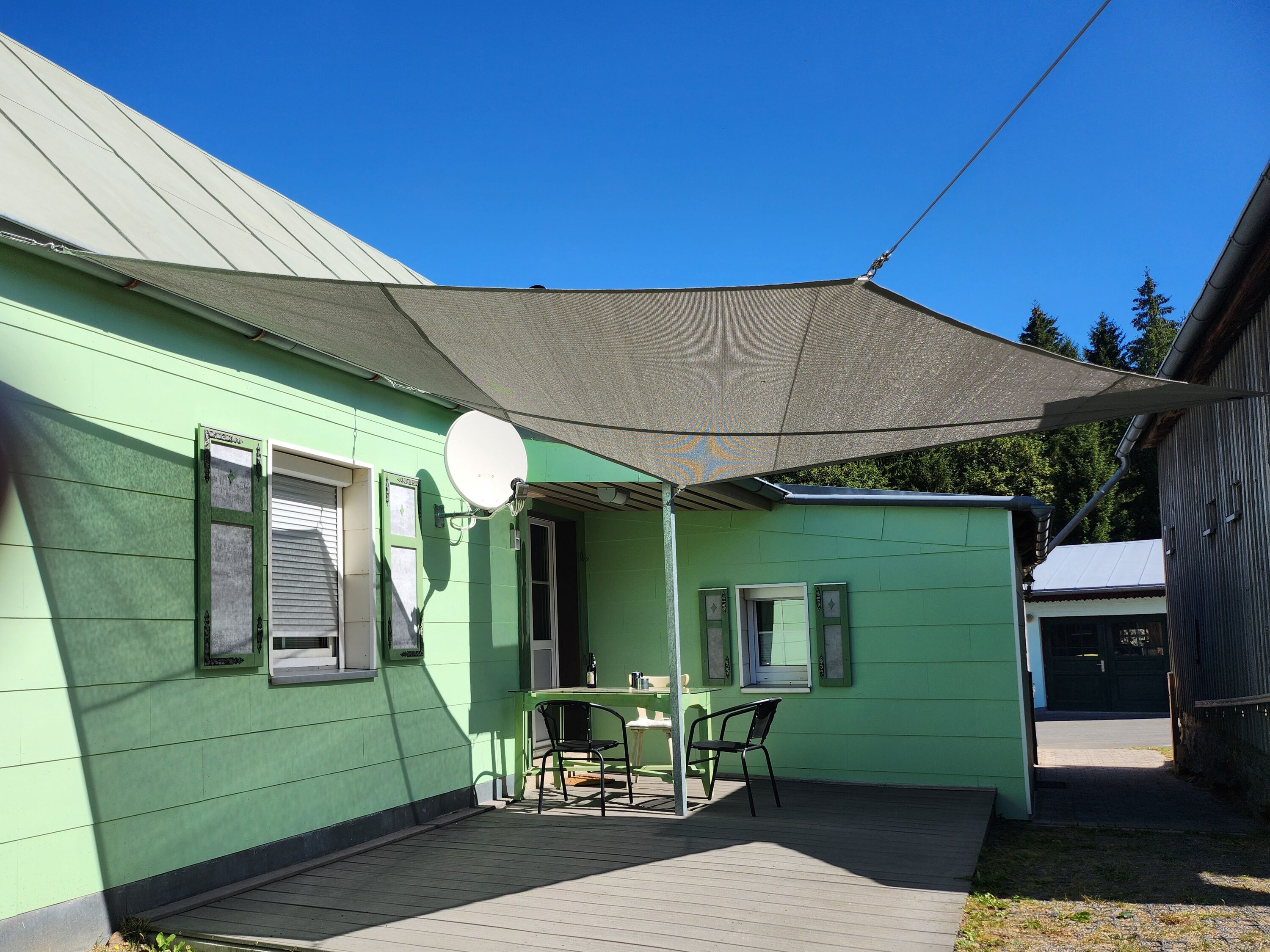 Süd-Terrasse mit SchutzSegel bei Hitze