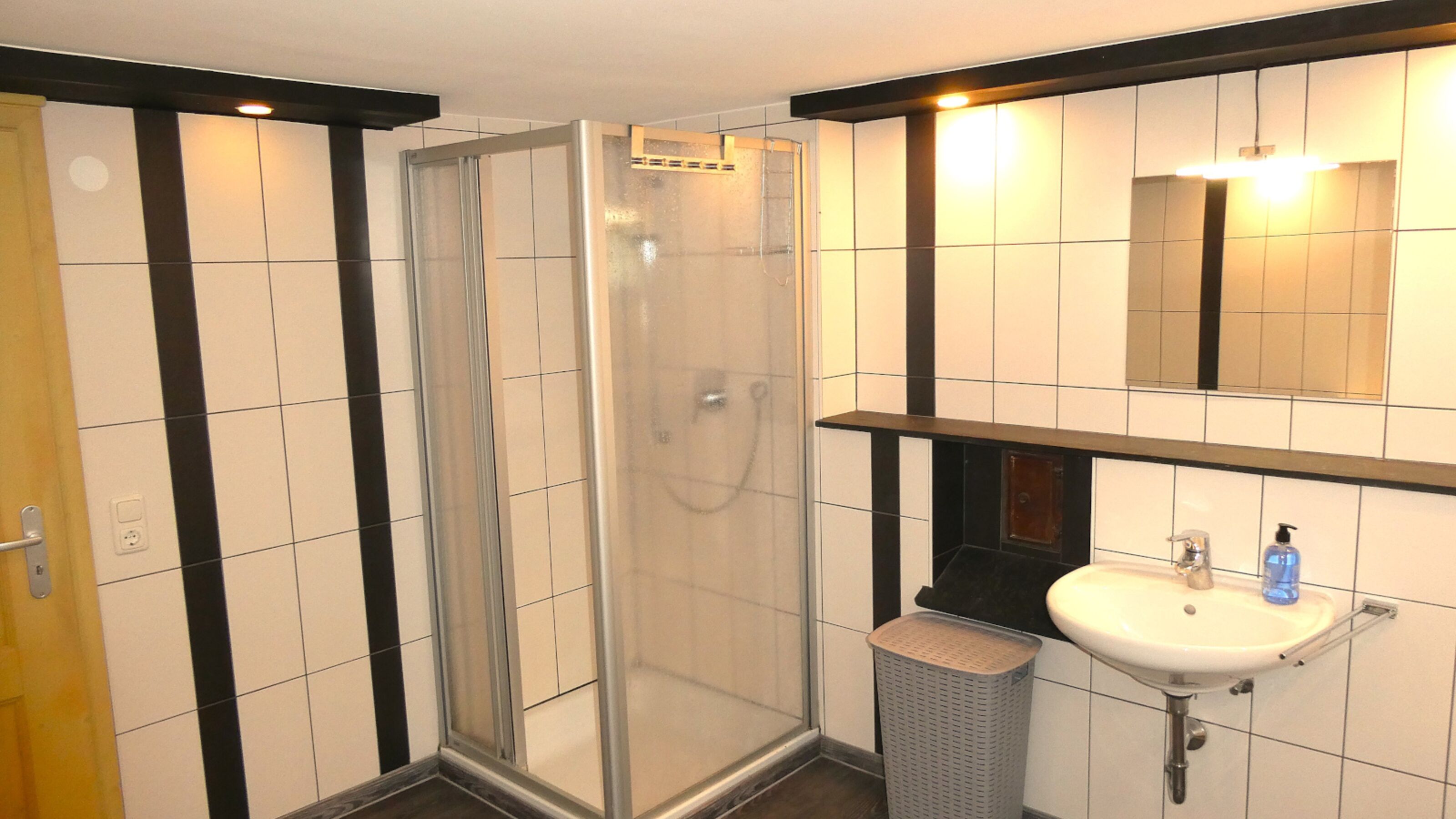BadeZimmer, Dusche, WC und zwei WaschBecken