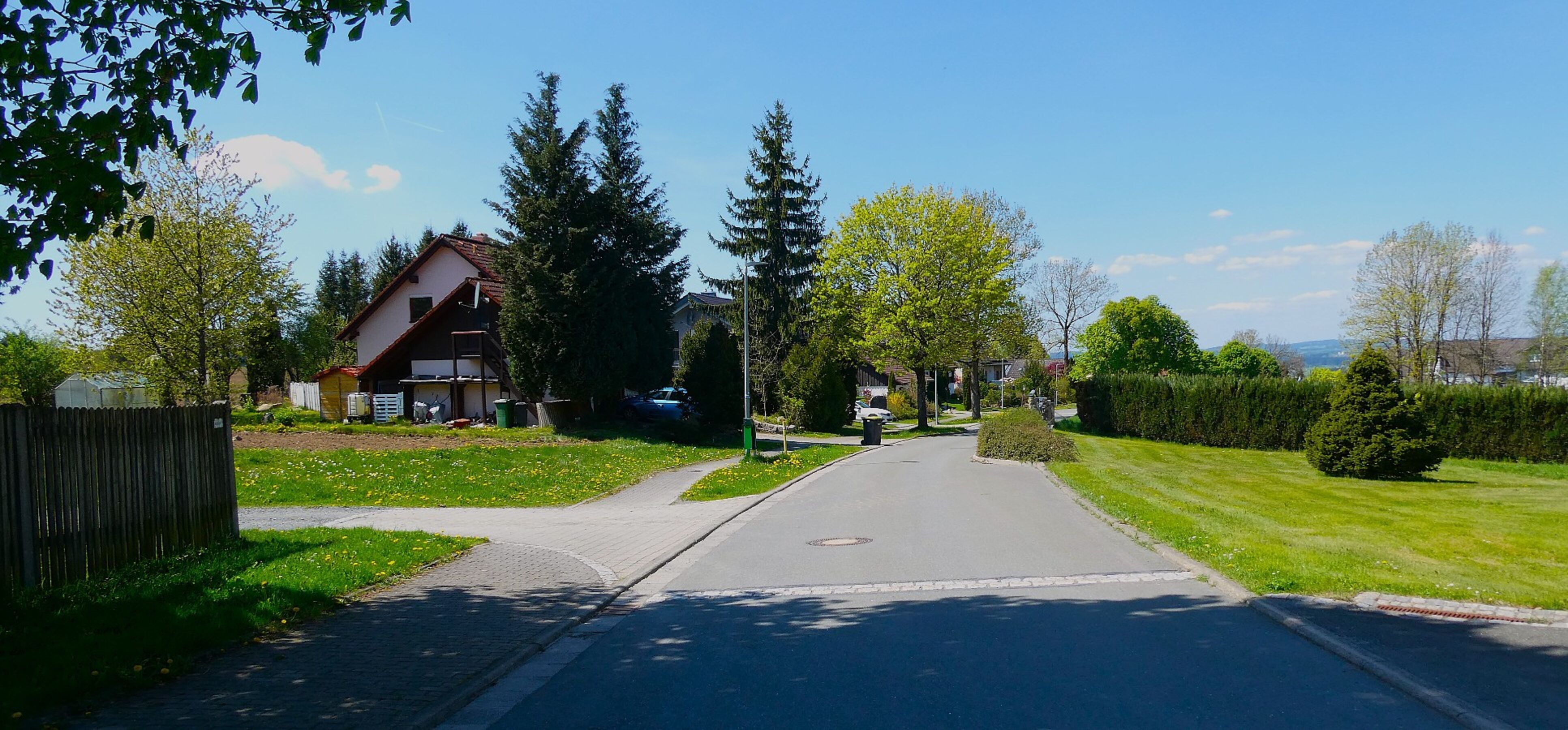 Zu/Abfahrt über ruhiger DorfStraße