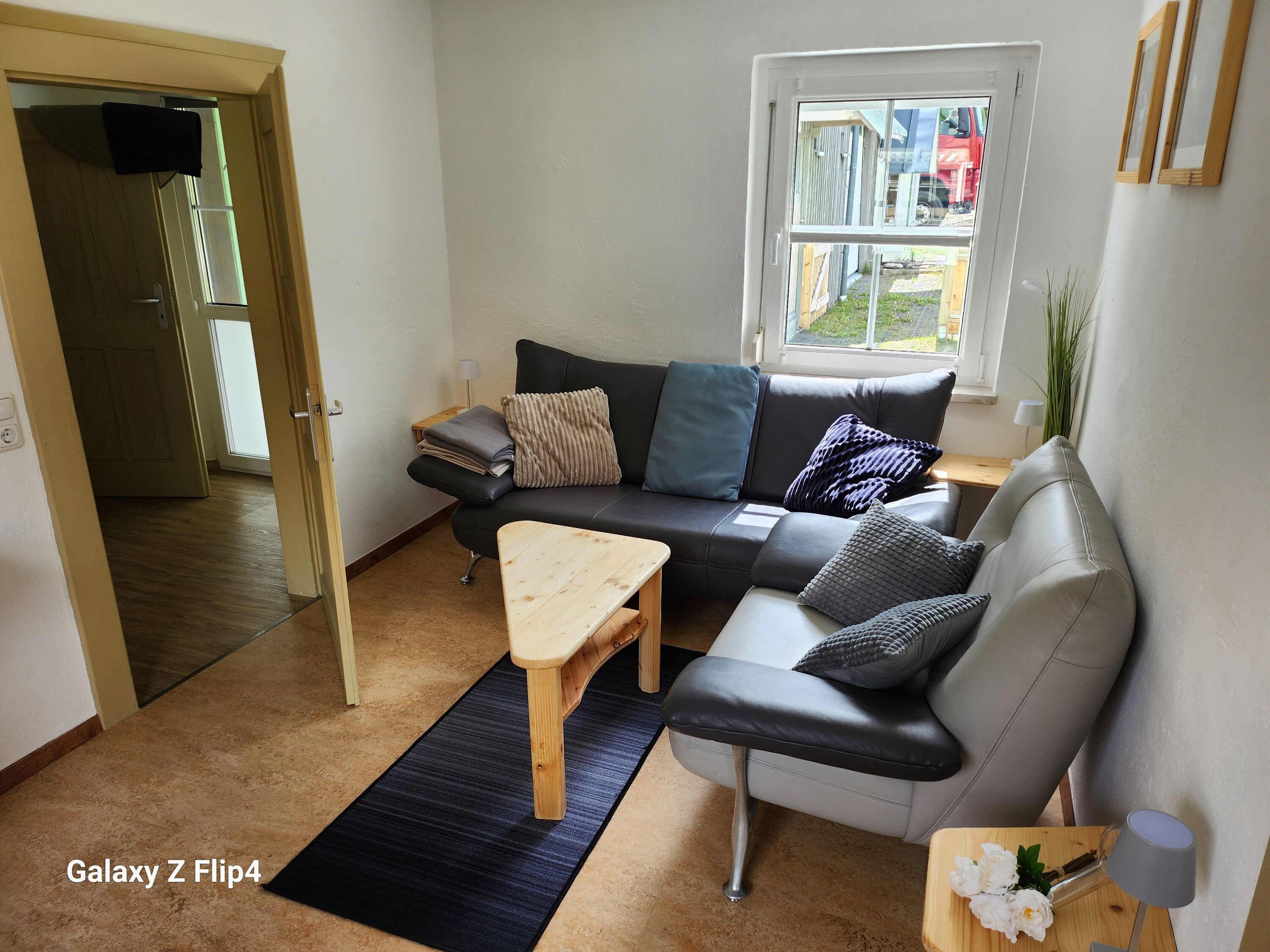 WohnZimmer mit Sessel und großer Couch
