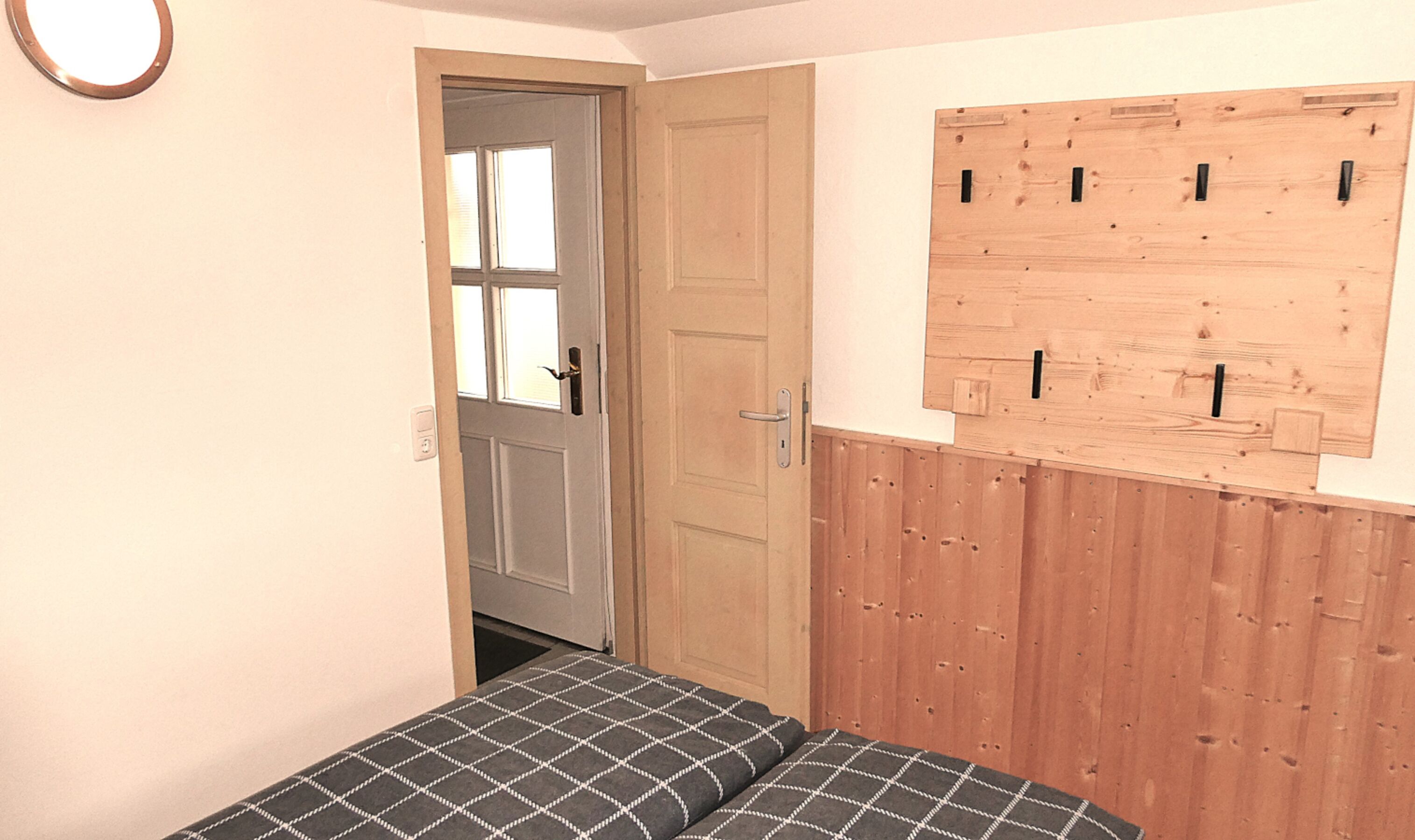 SchlafZi. 2, Garderobe, Rolladen