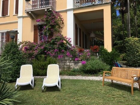 Garten mit Sonnenliegen