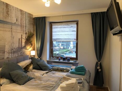 Der Fernseher an der Wand - die Bedienung in der Hand