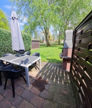 Terrasse nach hinten offen zur großen Wiese