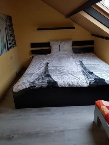 Schlafzimmer Obergeschoss 180x200 zwei 90er Matratzen