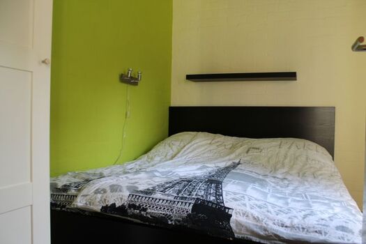 Schlafzimmer Untergeschoss Bett 160x200 2x 80er Matratze