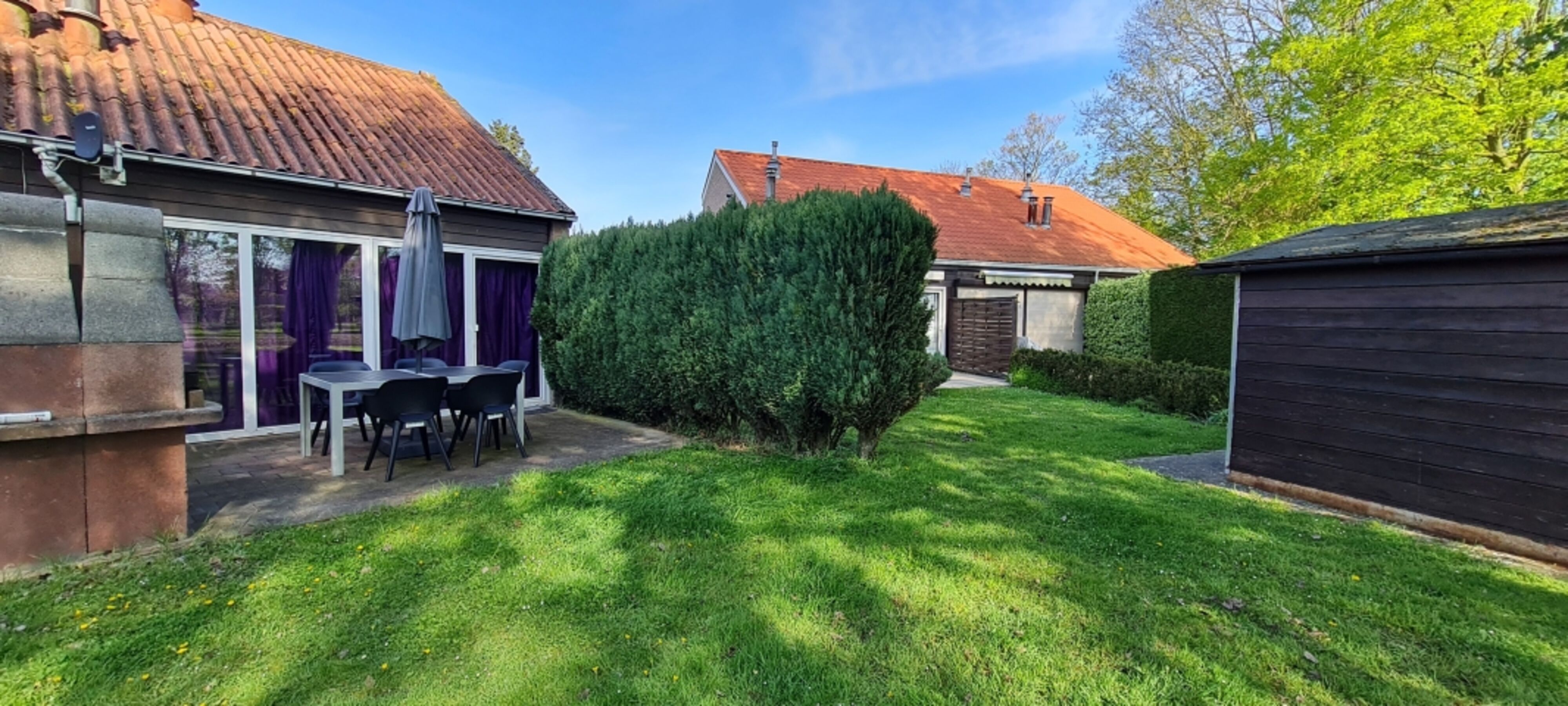 Terrasse mit Wiese nach hinten offen